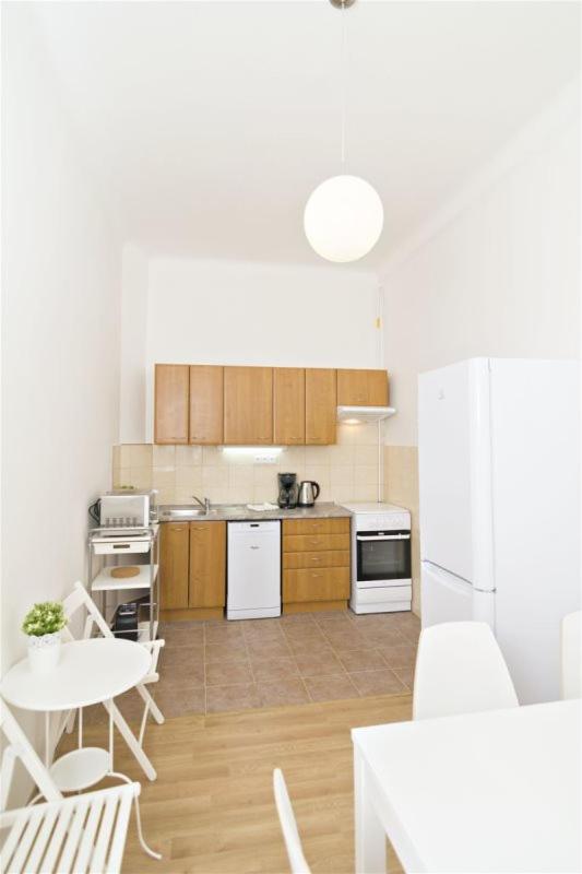 With 2 Bathrooms- 5 Minutes From Old Town - 102 M2 * Praha